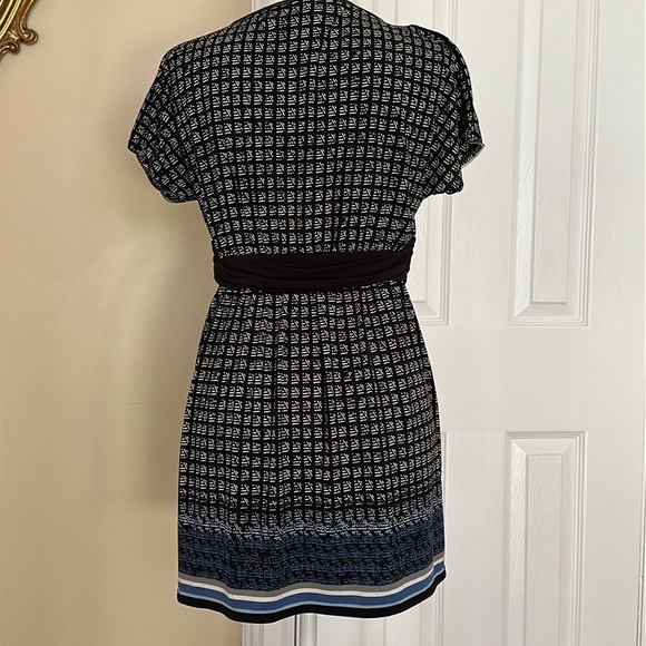 Max Studio Geometric Print Wrap Style Front Baby Doll Top V Neck m - Picture 6 of 8